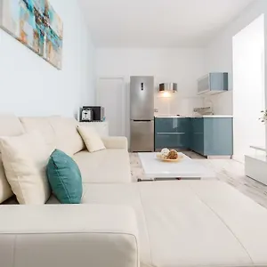 https://la-perla-de-la-caleta.es-andalucia.com